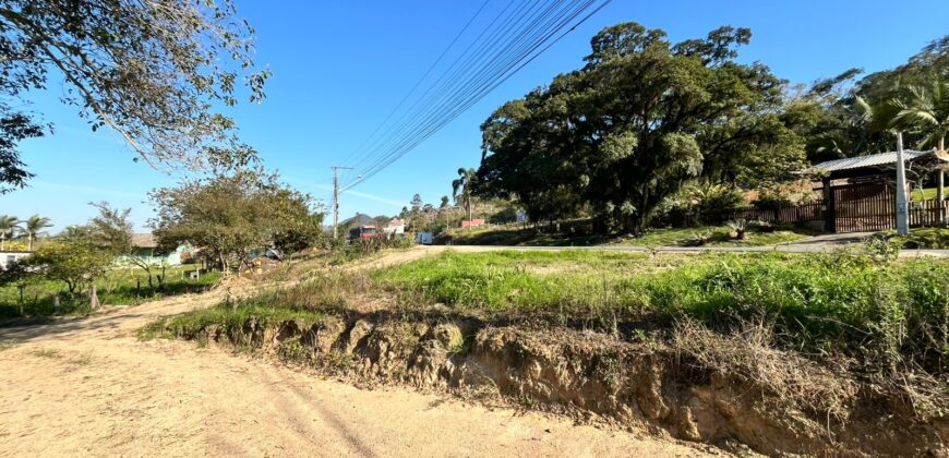 Terreno Amplo com Casa de Madeira – Gravatal