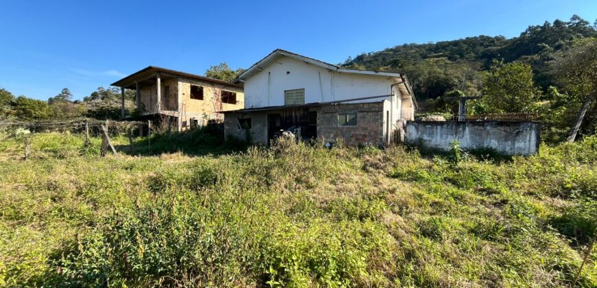 Terreno Amplo com Casa de Madeira – Gravatal