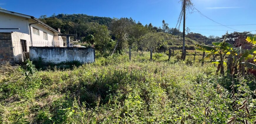 Terreno Amplo com Casa de Madeira – Gravatal