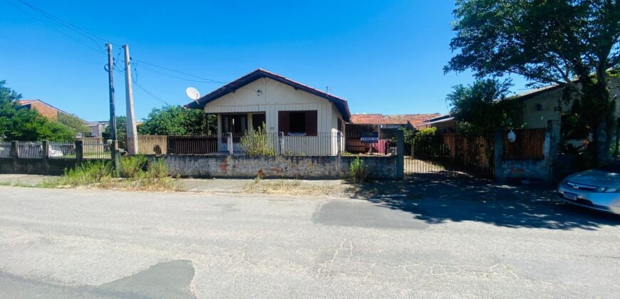 Casa  de madeira antiga a venda – Capivari de baixo