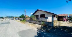 Casa  de madeira antiga a venda – Capivari de baixo