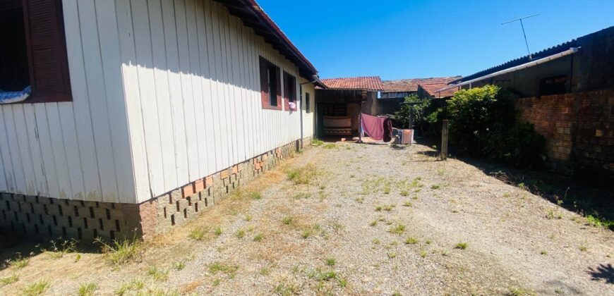 Casa  de madeira antiga a venda – Capivari de baixo