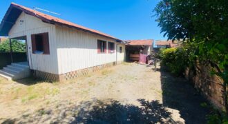 Casa  de madeira antiga a venda – Capivari de baixo