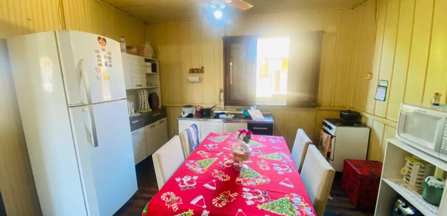 Casa  de madeira antiga a venda – Capivari de baixo