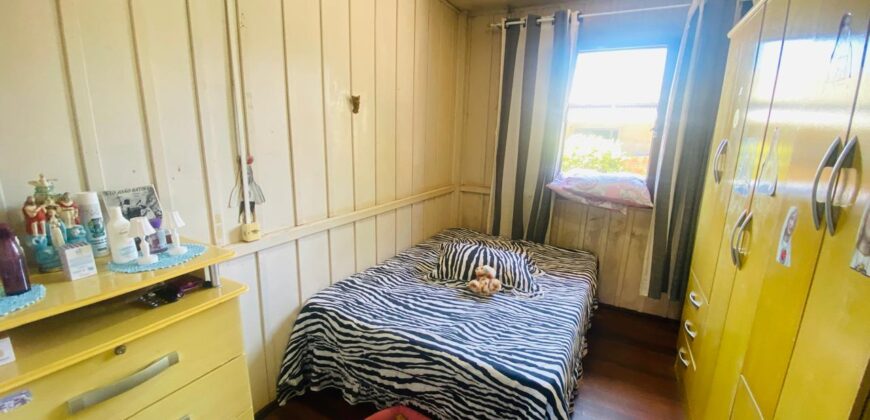 Casa  de madeira antiga a venda – Capivari de baixo