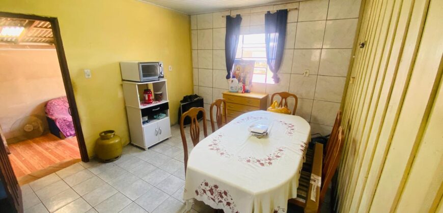 Casa  de madeira antiga a venda – Capivari de baixo