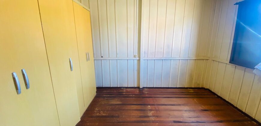 Casa  de madeira antiga a venda – Capivari de baixo