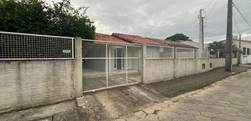 Casa de madeira à venda no bairro Praia Redonda, em Tubarão/SC