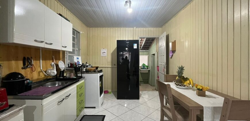 Casa de madeira à venda no bairro Praia Redonda, em Tubarão/SC