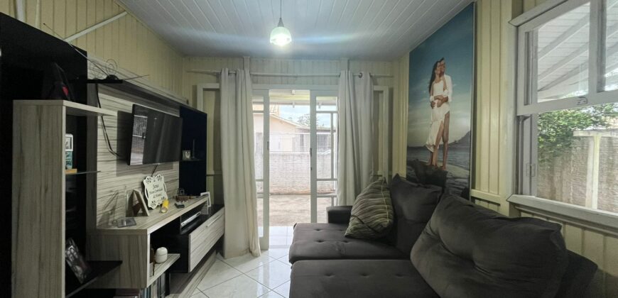 Casa de madeira à venda no bairro Praia Redonda, em Tubarão/SC