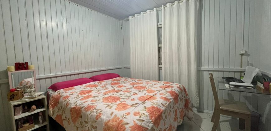 Casa de madeira à venda no bairro Praia Redonda, em Tubarão/SC