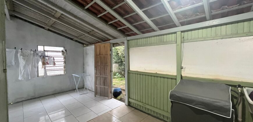 Casa de madeira à venda no bairro Praia Redonda, em Tubarão/SC