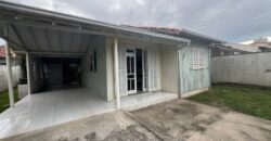 Casa de madeira à venda no bairro Praia Redonda, em Tubarão/SC