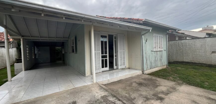 Casa de madeira à venda no bairro Praia Redonda, em Tubarão/SC